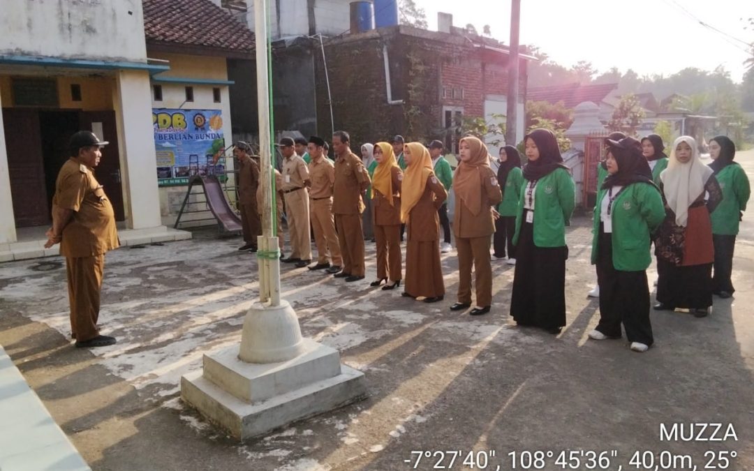 Sinergi Awal Pengabdian: Mahasiswa KKN UIN SAIZU Hadiri Apel Pagi Bersama Kepala Desa Serang