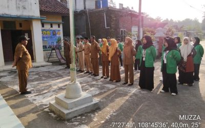 Sinergi Awal Pengabdian: Mahasiswa KKN UIN SAIZU Hadiri Apel Pagi Bersama Kepala Desa Serang